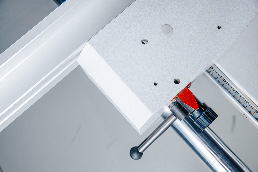 OSTERMANN ALFA 400 DIGIT  Точная настройка параллельного упора  Верньер микрометрической подстройки параллельного упора интегрирован в суппорт и позволяет точно и удобно выставить нужны размер  Напрямую положительно влияет на точность распила 